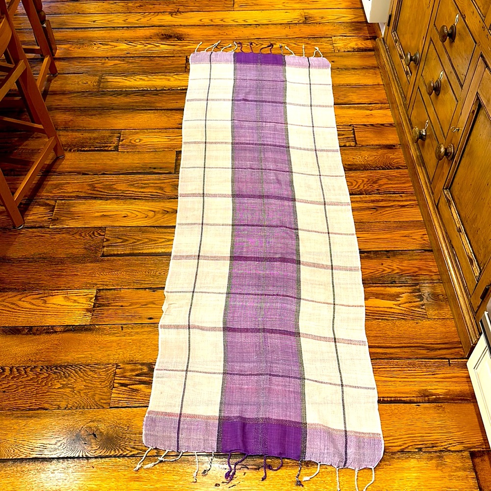 NWOT💜BEAUTIFUL LIGHTWEIGHT SCARF/WRAP IN PLAID WITH SILVER METALLIC THREAD